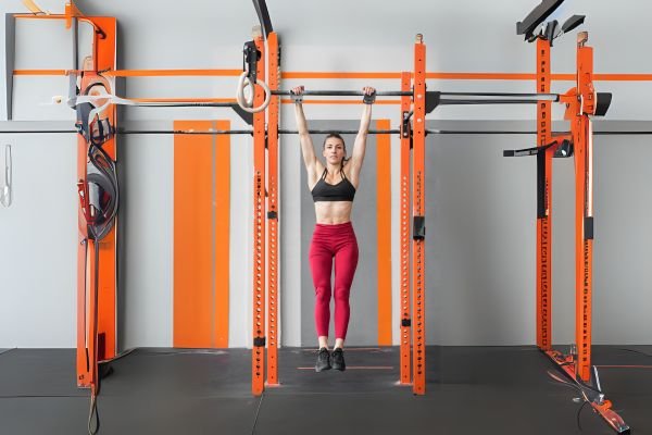 Dead Hanging mungkin terlihat seperti gerakan sederhana, tapi manfaatnya luar biasa untuk kekuatan otot dan perbaikan postur. Cukup menggantung di pull-up bar, tubuh mendapat banyak stimulasi tanpa beban tambahan.