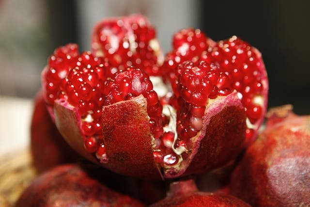 buah pomegranate